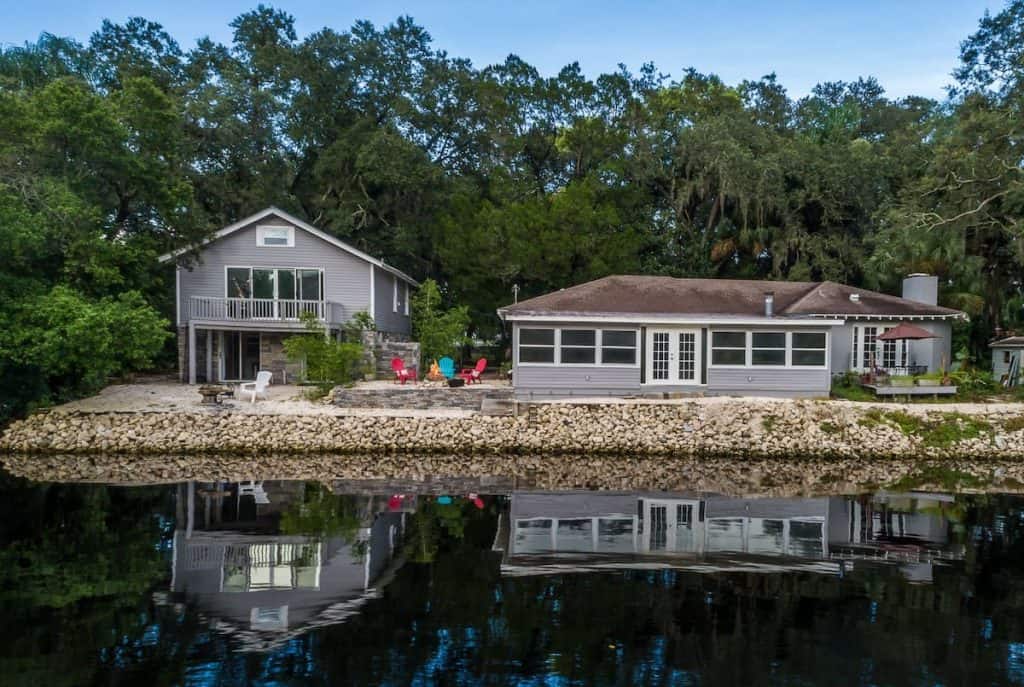 This waterfront airbnb in Tampa is great for those who want to explore the Hillsborough river! 