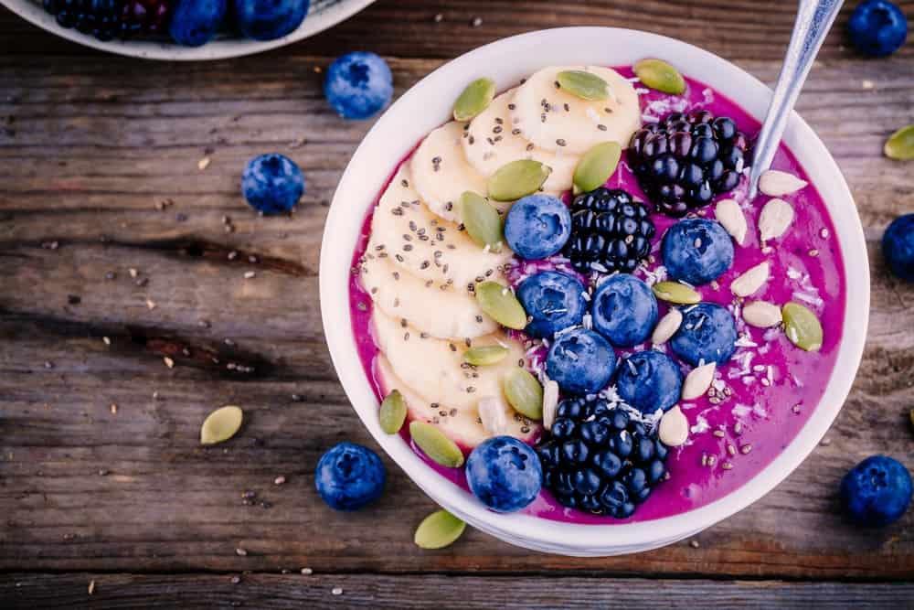 Bowl de açaí con plátanos, arándanos y moras restaurantes en Key West