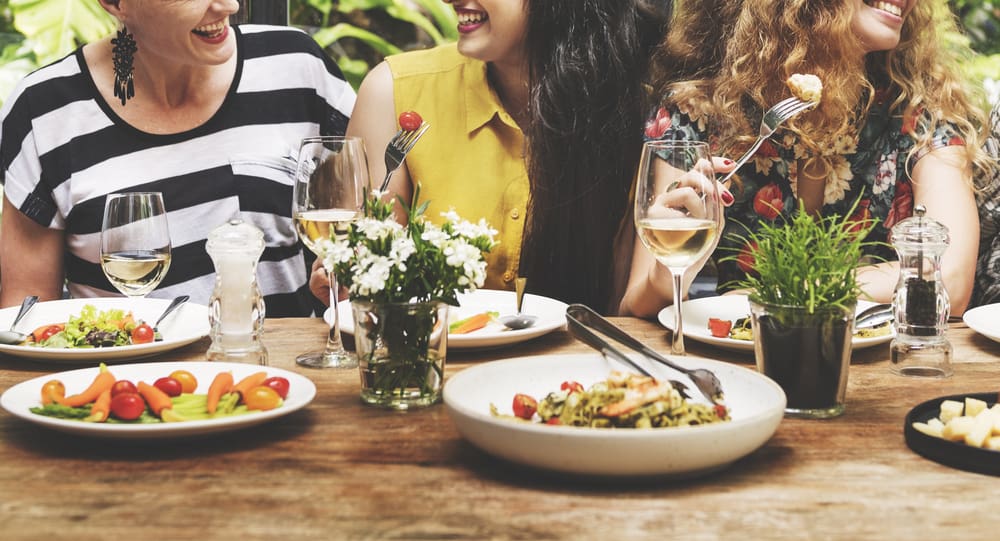 Geniet van de brunch buiten bij One Love Cafe ook met een volledige bar