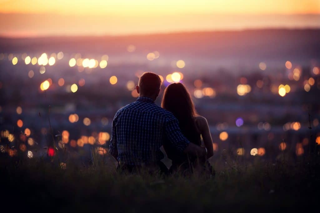  Un couple profite du coucher de soleil lors d'une soirée à Tampa.