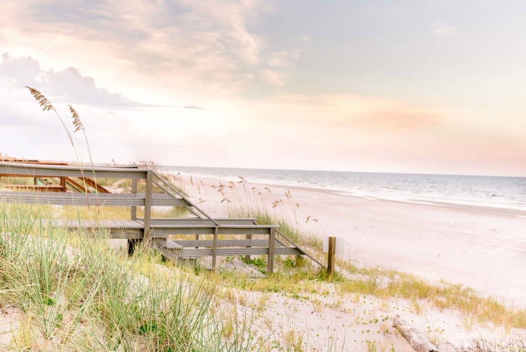 Die Sonne geht an den Stränden von Amelia Island unter.