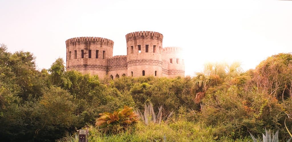 Castelul Ottis se uită printre copacii din Sf.