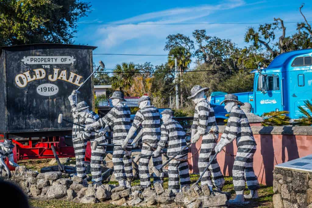 Des statues d'anciens geôliers travaillent sur un gang de chaînes à l'extérieur de l'ancienne prison de Saint-Augustin.