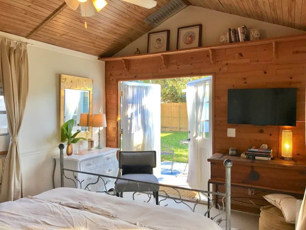 Photo of a quaint cottage Airbnb in Naples.