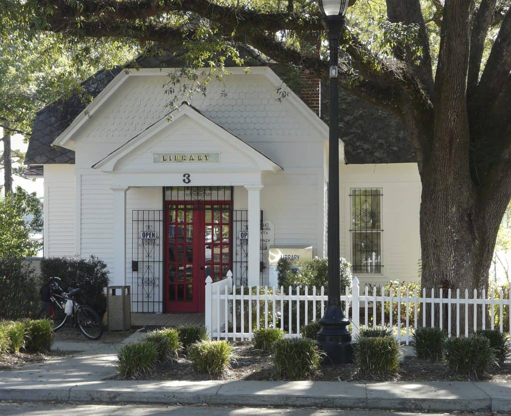 The historical town library of DeFuniak Springs.