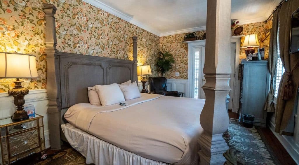 this haunted hotel in saint augustine has a pretty scandalous history  