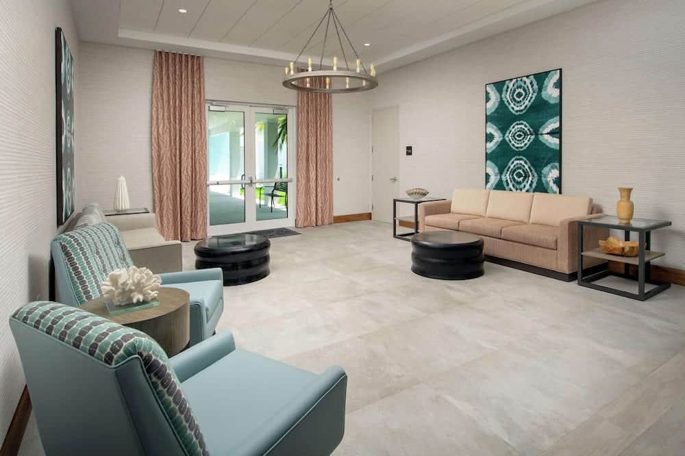 The sitting area of the Hampton Inn Marathon-Florida Keys is minimalist yet cozy, being welcoming to those who want to stay near Bahia Honda State Park.