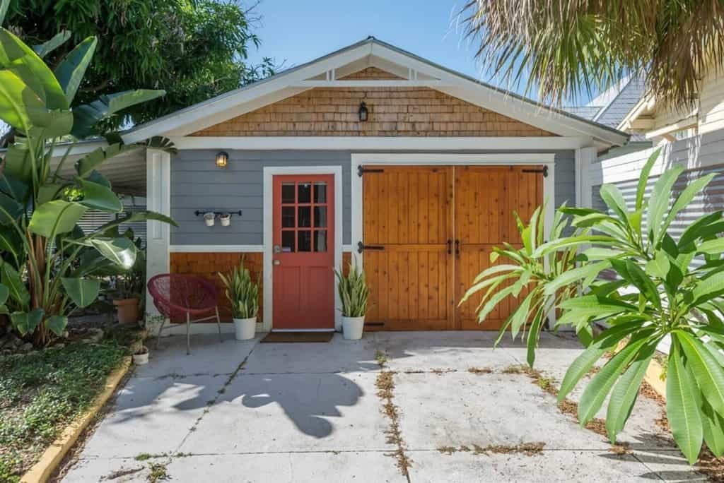 the beautiful foliage and charming salmon pink door on the front facade of the Chic Shack