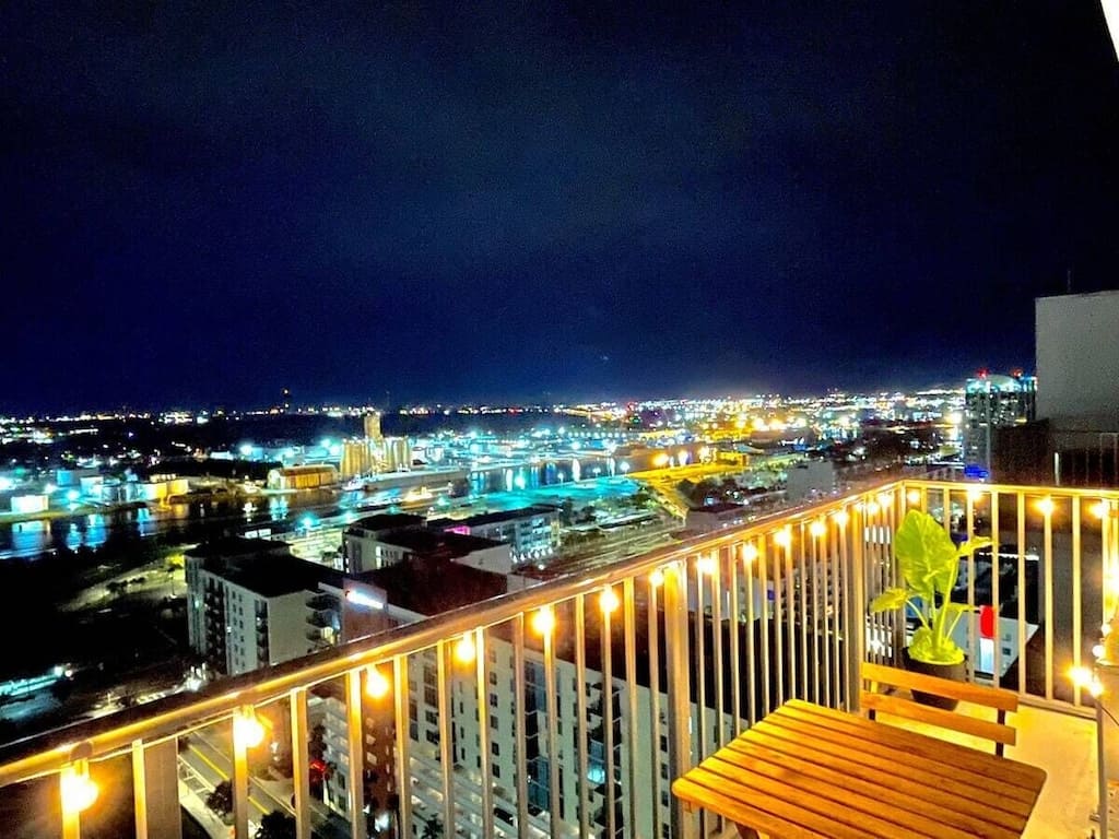 view from the 22nd floor unit of the king penthouse, one of the best airbnbs in Tampa. 