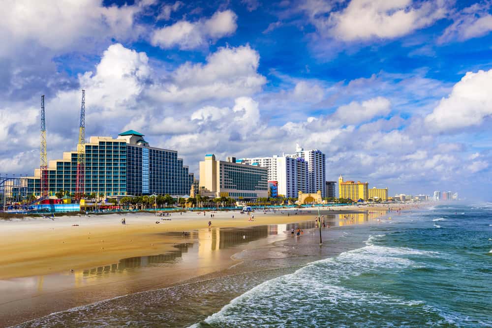 The Atlantic coast of Daytona Beach shows the shore in addition to many restaurants on the cusp of the beach: these are some of the best restaurants in Daytona beach.