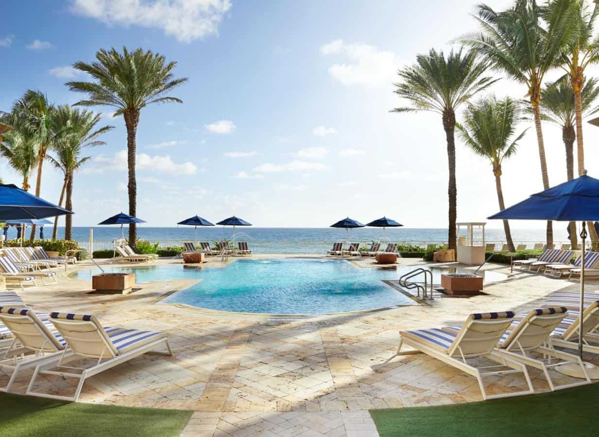swimming pool with view into the ocean at one of the best luxury hotels in Florida