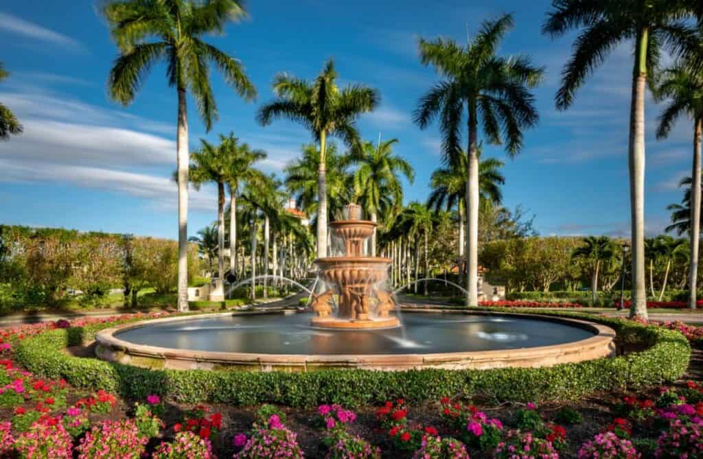 A picture of the fountain at the ritz-carlton golf resort in Naples 