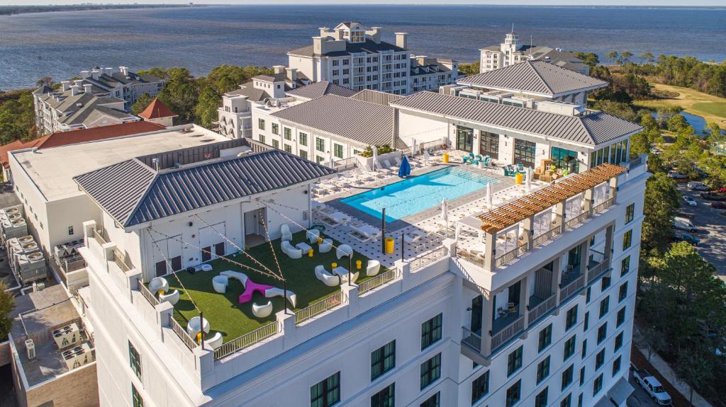 At the Hotel Effie, you won't need to consider anywhere else when looking at where to stay in Destin: this rooftop lounge and pool keeps guests loving the views of the surrounding golf courses and bodies of water. 