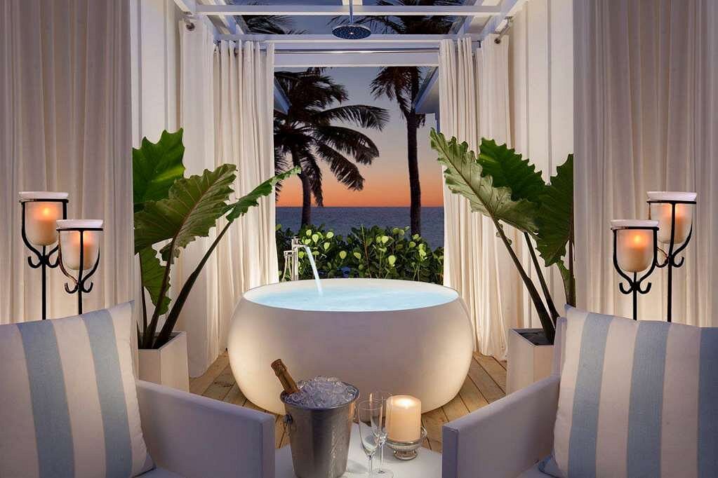 beautiful modern tub setting overlooking the ocean!