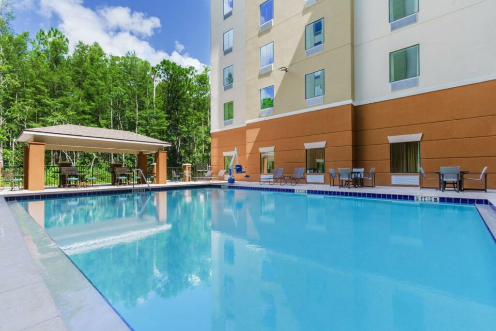 A picture of the modest pool area at the candlewood suites 