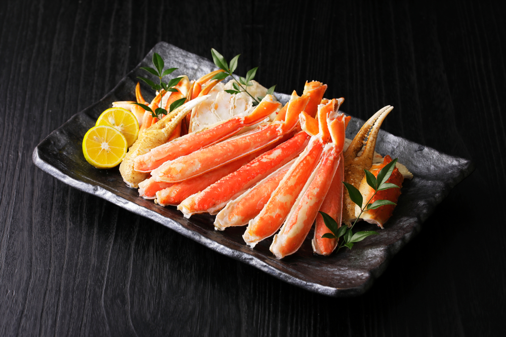 a platter of snow crab, a fresh seafood option for classic Florida seafood!