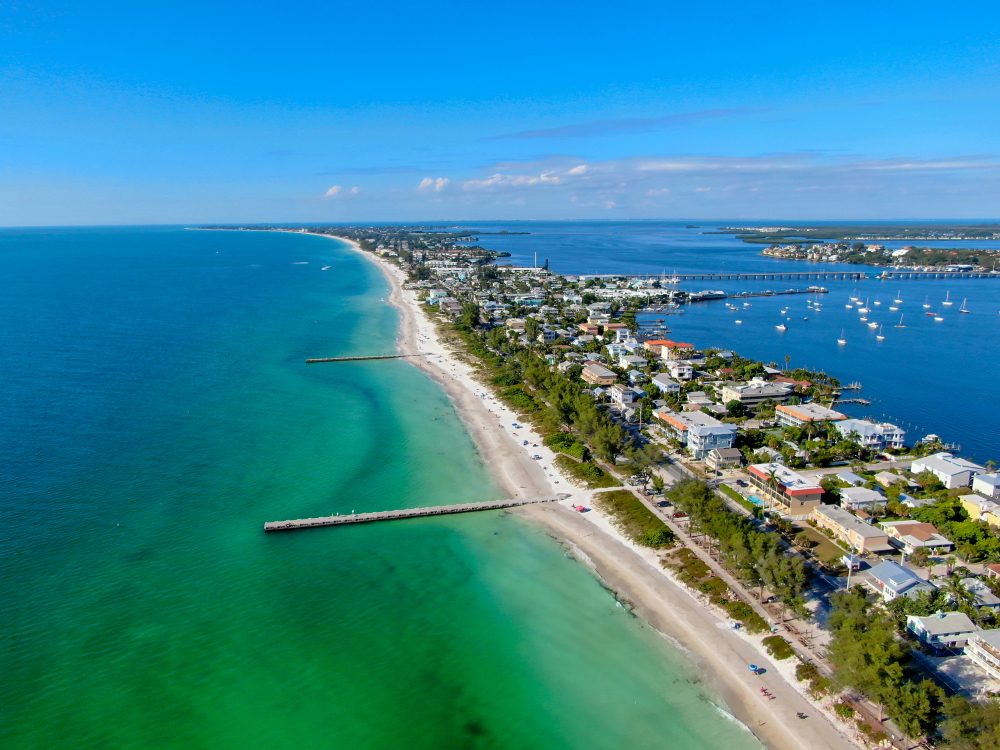 an view of the Anna Maria island with blue waters and big homes. 