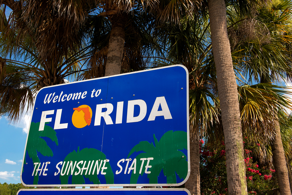Living in Florida is full of pros and cons: and if you decide to move here, you will see this welcome to Florida sunshine state sign with its bright palm trees and oranges. 