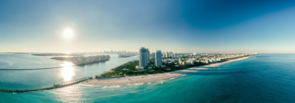 Of all mistakes to avoid in Florida do not estimate the power of the sun: in this photo the sun beats down over the skyline of Miami, blurring out shadows and causing sun beams. 